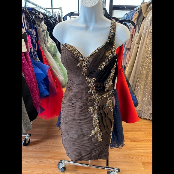 Short brown one shoulder dress by Terani Couture size 4. Beautiful beading nwt - Picture 3 of 3